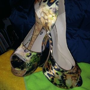 Women's platform pumps